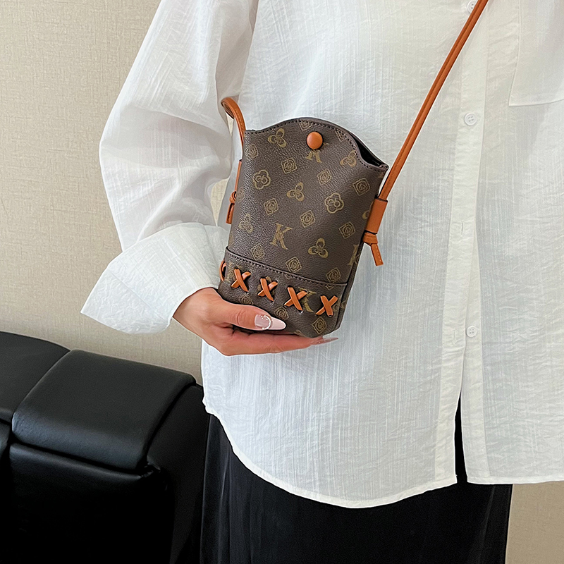 New arrival! Luxury and stylish shoulder crossbody bag, simple and versatile bucket bag, niche large-capacity phone bag for women