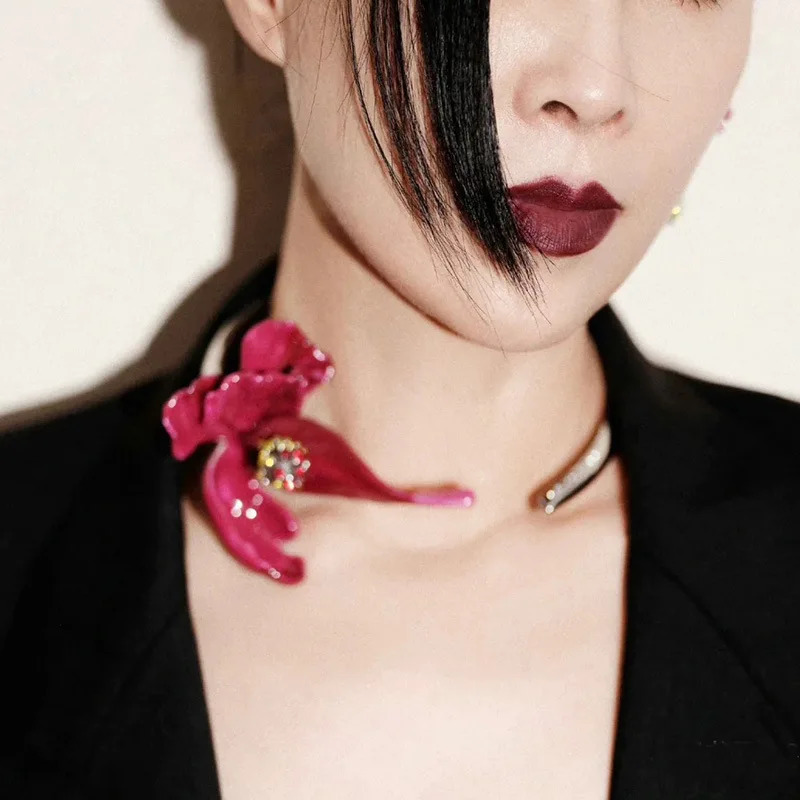 Heavy Industry Retro Metal Enamel Oriole Tail Flower Open Collar Fashionable and High End Choker Clavicle Chain 250716