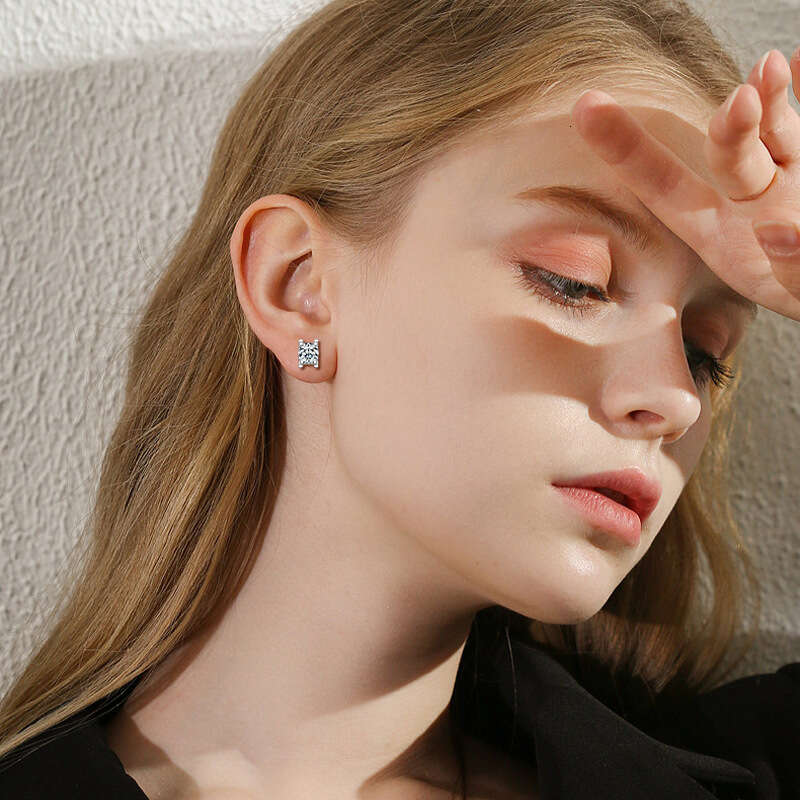 2024 Hot-Selling Classic Bull Head Moissanite Versatile Sterling Sier Gold-Plated Commuter Earrings 5Ce