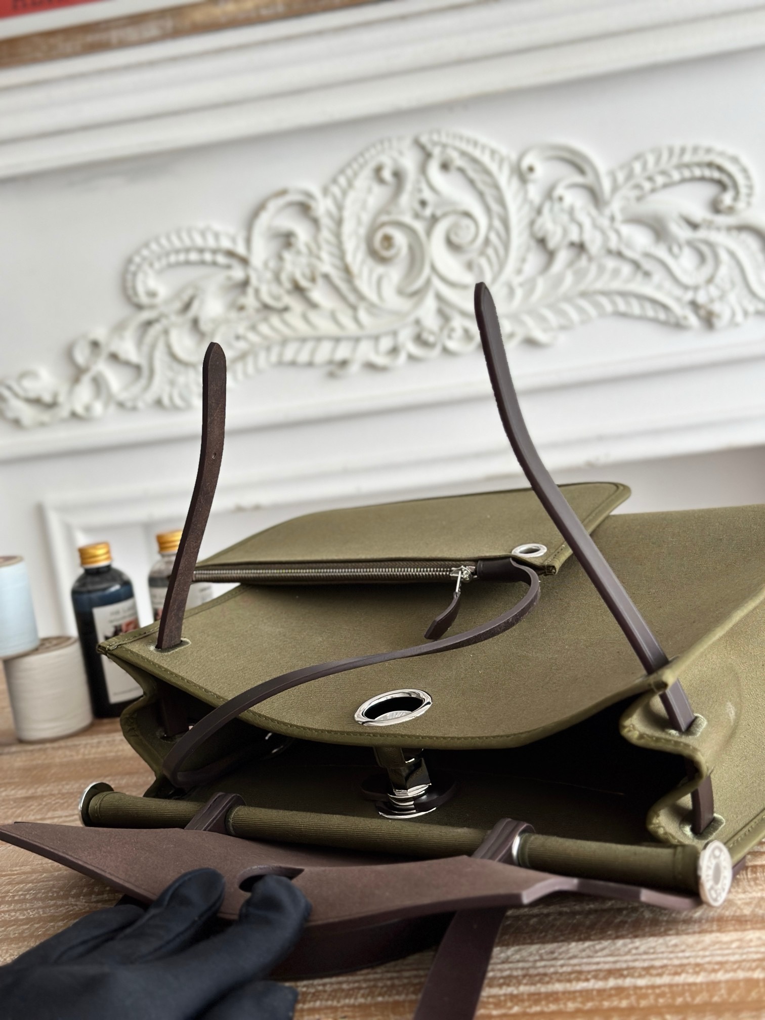 High-quality designer handbags: Hand-sewn wax-thread shoulder bags, fashionable cross-body bags, and high-quality leather tote bags.