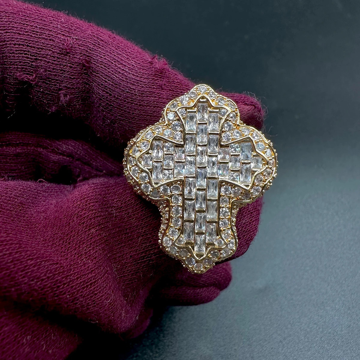 Aokaishen Cross Finger Ring Iced Out AA Zircon Prong Setting Fashion Luxulry Men Hip Hop Jewelry for Gift 250716