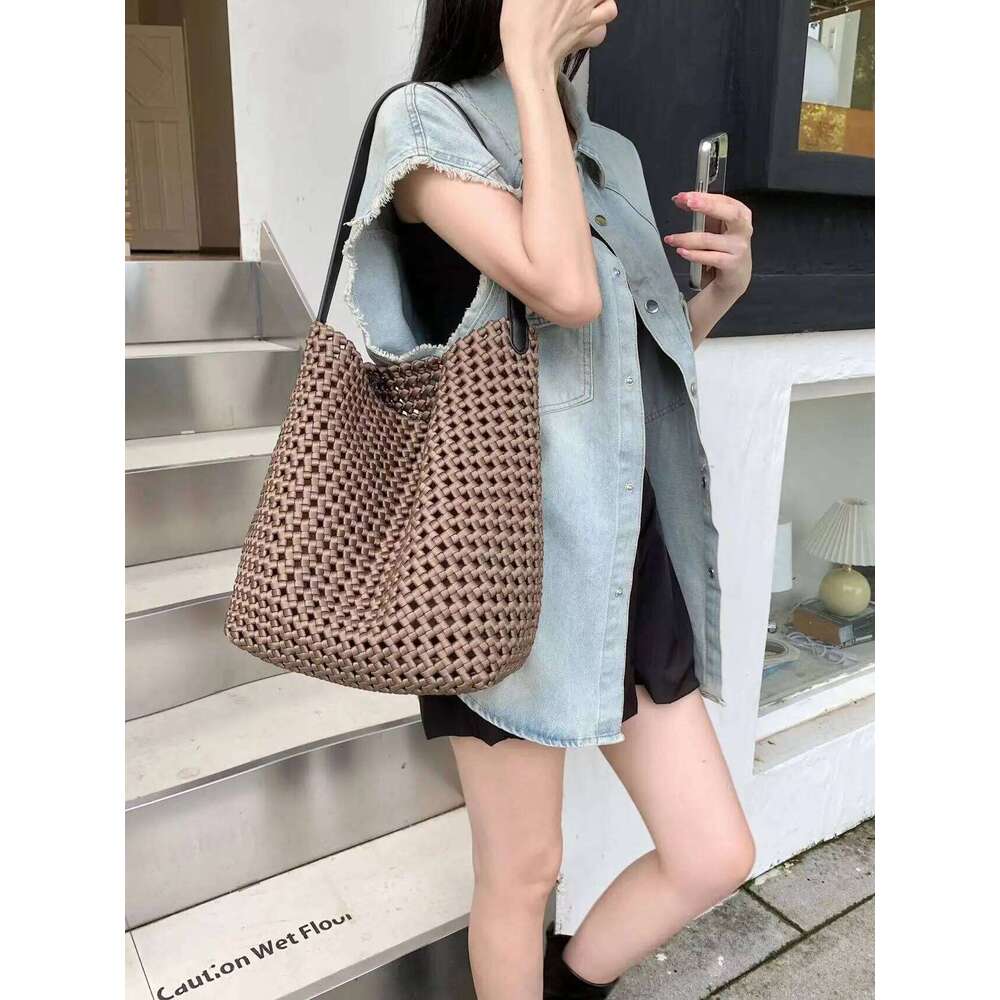High-end nylon woven bucket hollowed-out single-shoulder tote bag, 2025 new large-capacity commuter underarm bag