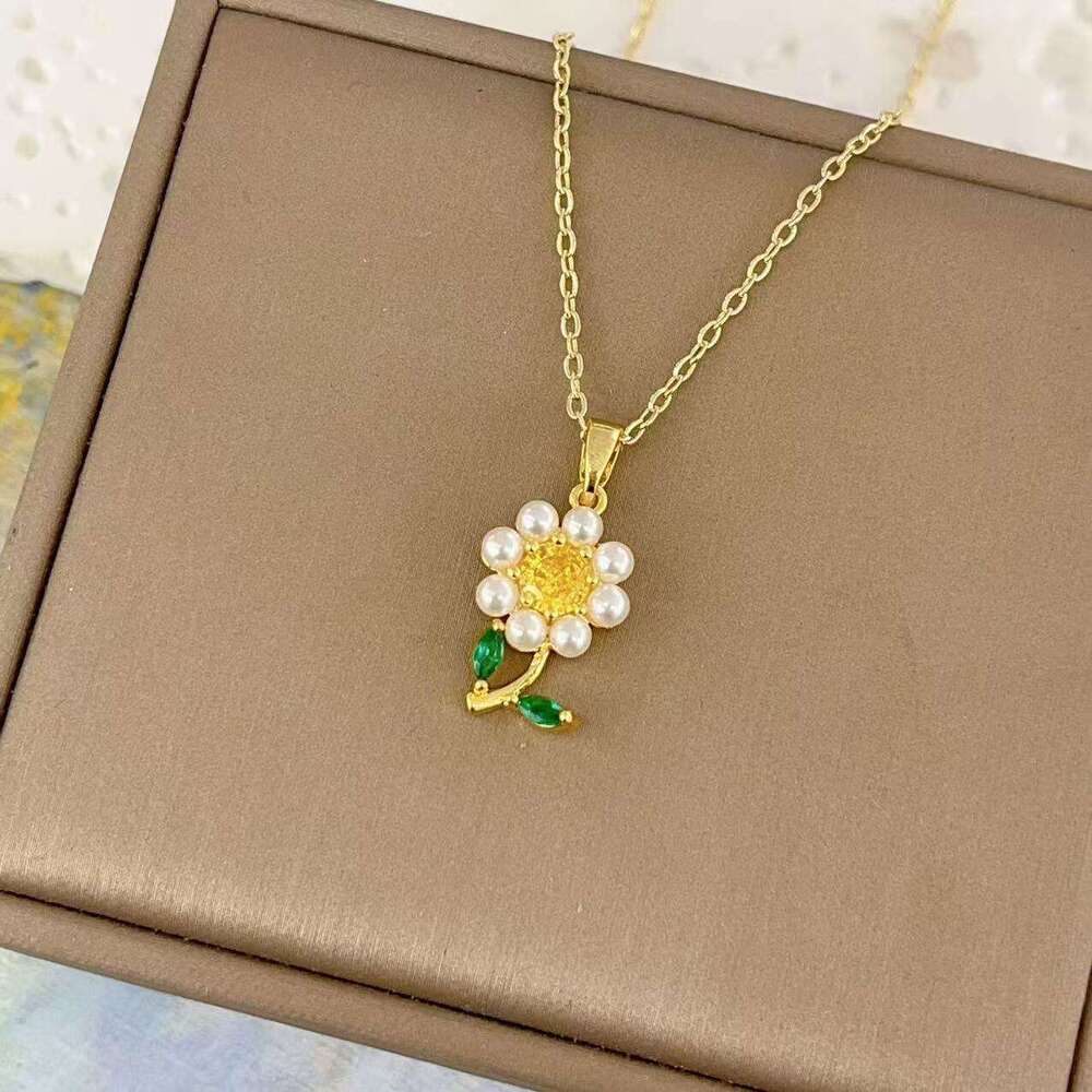 Summer Fresh Four-Leaf Clover Design Pendant Light Necklace For Women Ins Style Titanium Steel Non-Fading Collarbone Chain C80