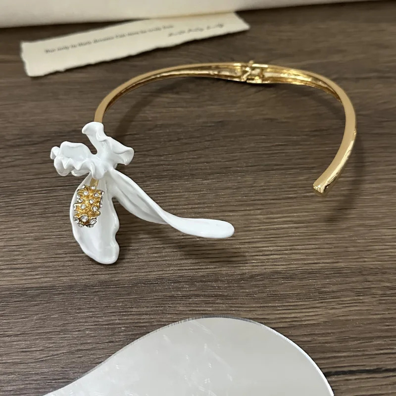 Heavy Industry Retro Metal Enamel Oriole Tail Flower Open Collar Fashionable and High End Choker Clavicle Chain 250716