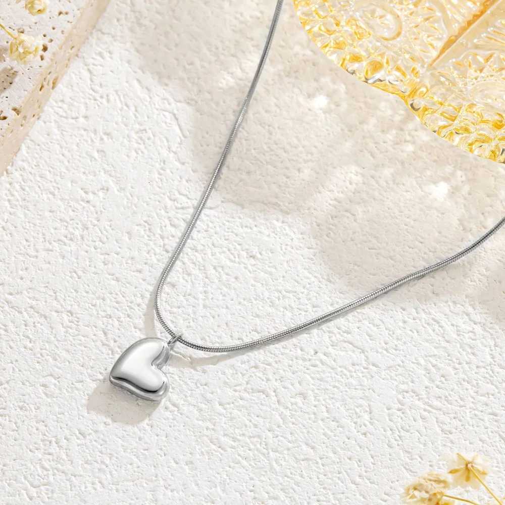 Stainless Steel Love Heart Pendant Snake Chain Necklace For Women Fashion Gold Color Clavicle Chain High Quality Jewelry Gifts XJ250717