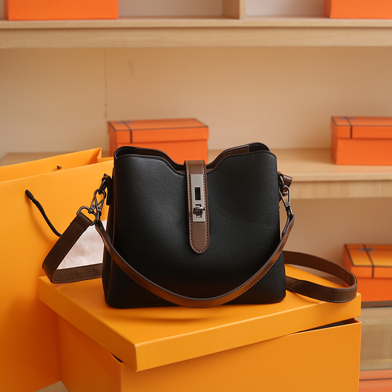 New arrival! Multi-compartment large-capacity handbag, a simple, stylish and light luxury bucket bag