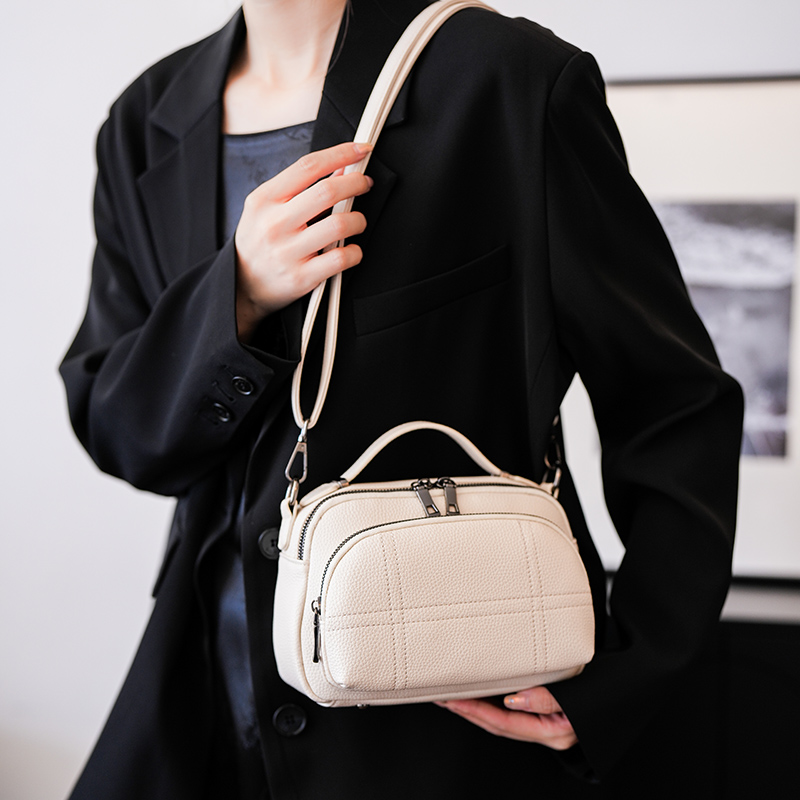 New arrival! A versatile, ultra-popular, stylish, trendy and retro small bag with multiple layers, suitable as a shoulder crossbody phone bag