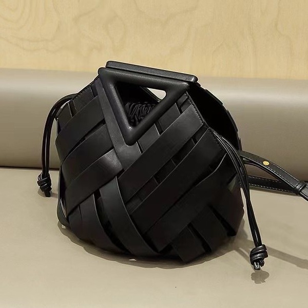 Free Shipping Designer Luxury Hollow Out Vegetable Basket Women's Niche Elegant High-end Fashion Inverted Triangle Handheld Woven Bag Shopping Sh