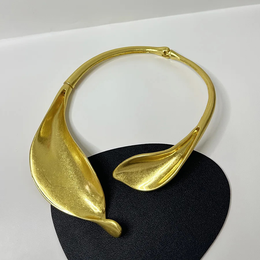 HUANZHI Heavy Exaggerated Metal Leaf Flower Chunky Necklace for Women Girls Metal Choker Fashion Torques Jewelry Gifts 250716