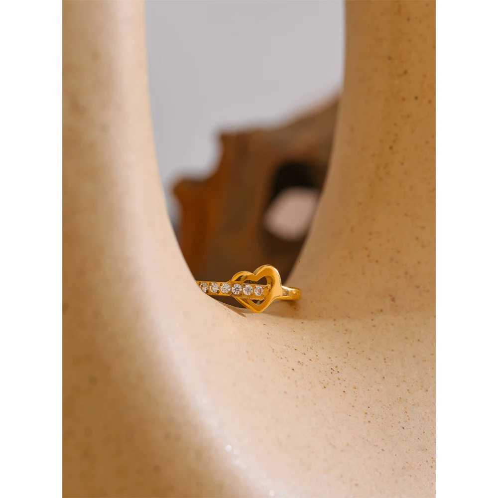 678# Chic Stainless Steel Zirconia Inlaid Cross Love Ring Tarnish Resistant Delicate Daily Fashion Jewelry Quality X250718