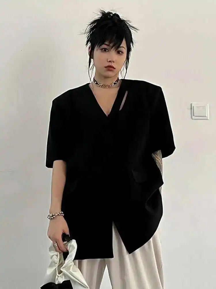 EAM White Buckle Hole Elegant Blazer Women VNeck Half Sleeve Loose Fit Jacket Fashion Spring Autumn 30A1710 250703