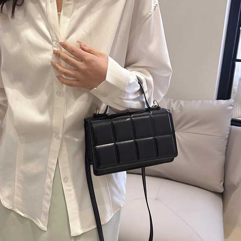 New Fi Womens Bag Korean Version Solid Color Indentati Small Square Bag 2024 Magens Shoulder Crossbody Casual Small Bag XJ250718