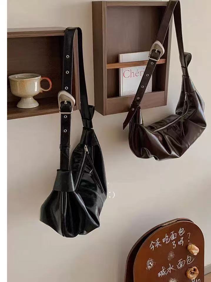 Summer new women's shoulder bag Korean style large capacity retro soft leather pleated dumpling bag lazy style casual crossbody bag new designer 