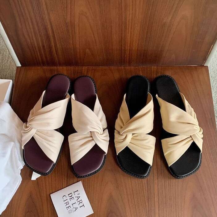 Designer Comfortable Soft Leather Wrinkled Twist Versatile Flat Sandals Outdoor Square Toe Cloud Half Slippers for Women