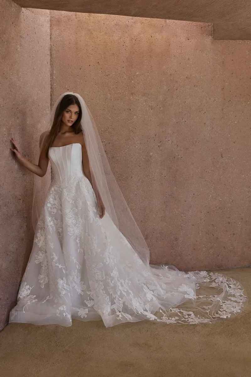 Elegant Wedding Dresses Strapless Sleeveless Applique Zipper A Line Bridal Gowns Sweep Train Customized Vestidos De Novia