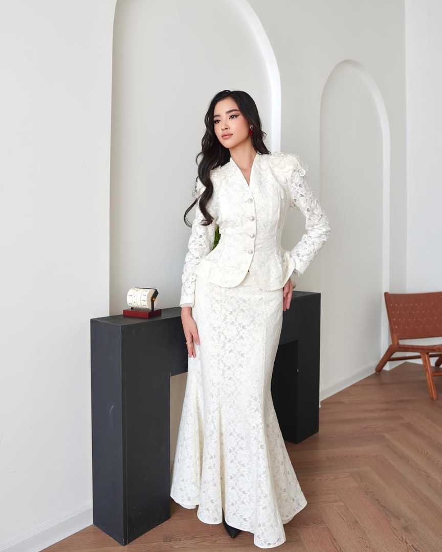 Gorgeous 2 Pieces Customized Women Suits Lace Fabric Appliques Pearls Beadeds Dresses Mermaid Skirt Slim Fit Evening Party Wear