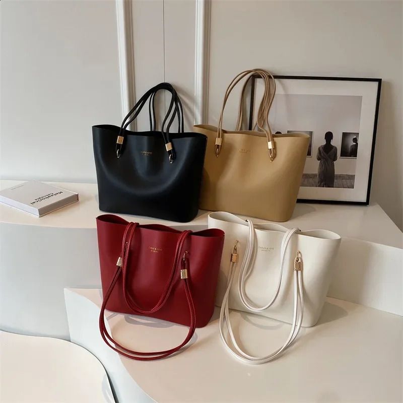 Versatile Brides Companion: Spacious Womans Fashionable Arm Pit Handbag Ideal For Any Occasion