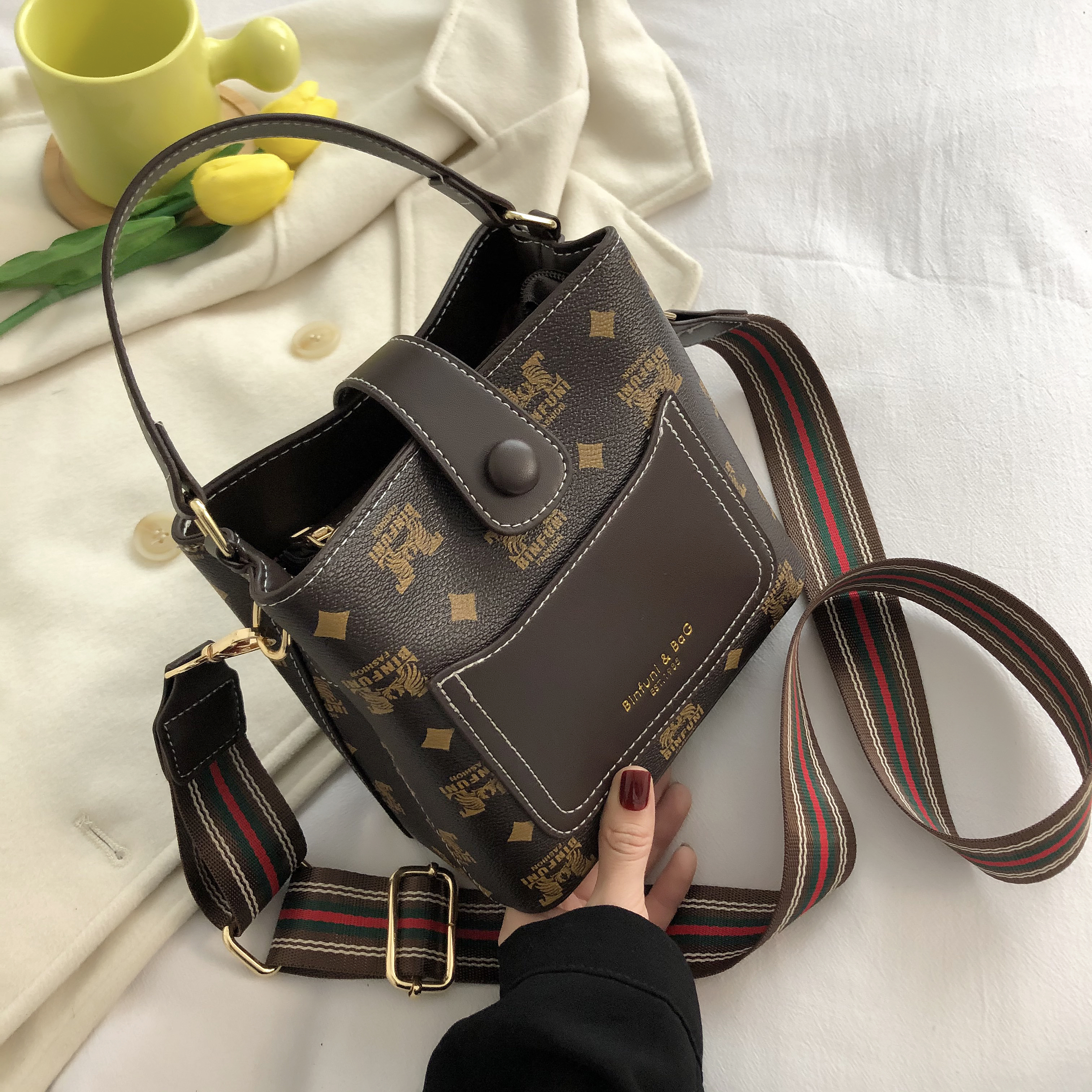 New arrival! Stylish handbag, simple and versatile printed shoulder crossbody bucket bag