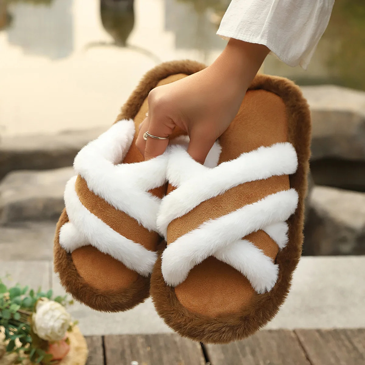 2025 Furry Slippers Home Womens Fluffy Slides Autumn Winter Indoor Fashion EVA Light Cross Flip Flops Soft Flat Shoes Woman 250717