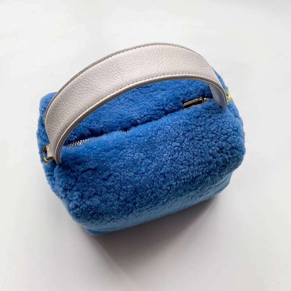 Women Furry Lambswool Fashion Design Soft Plush Cool Girls Messenger Shoulder Bags Crossbody Ladies Purse Handbags