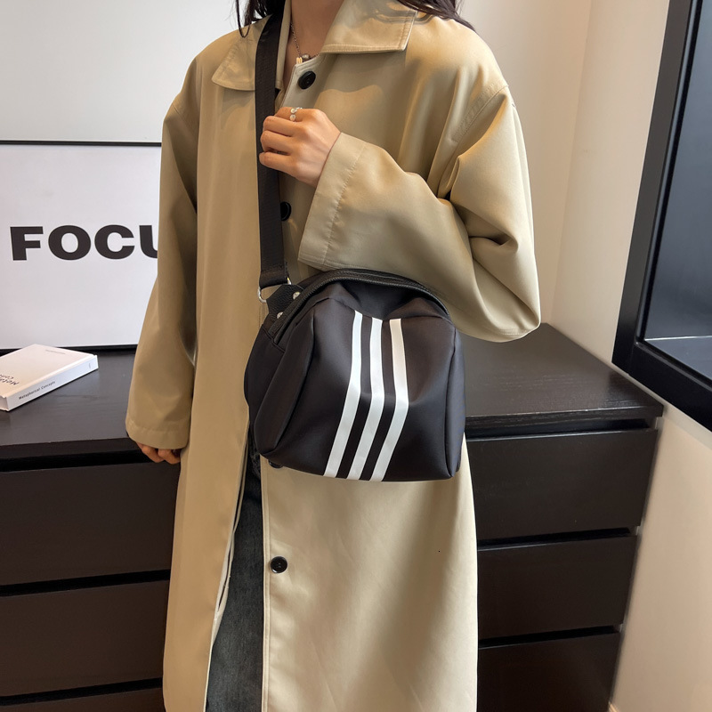 2025 summer women's new women's shoulder crossbody bag new striped shell bag summer new casual large capacity new designer bag