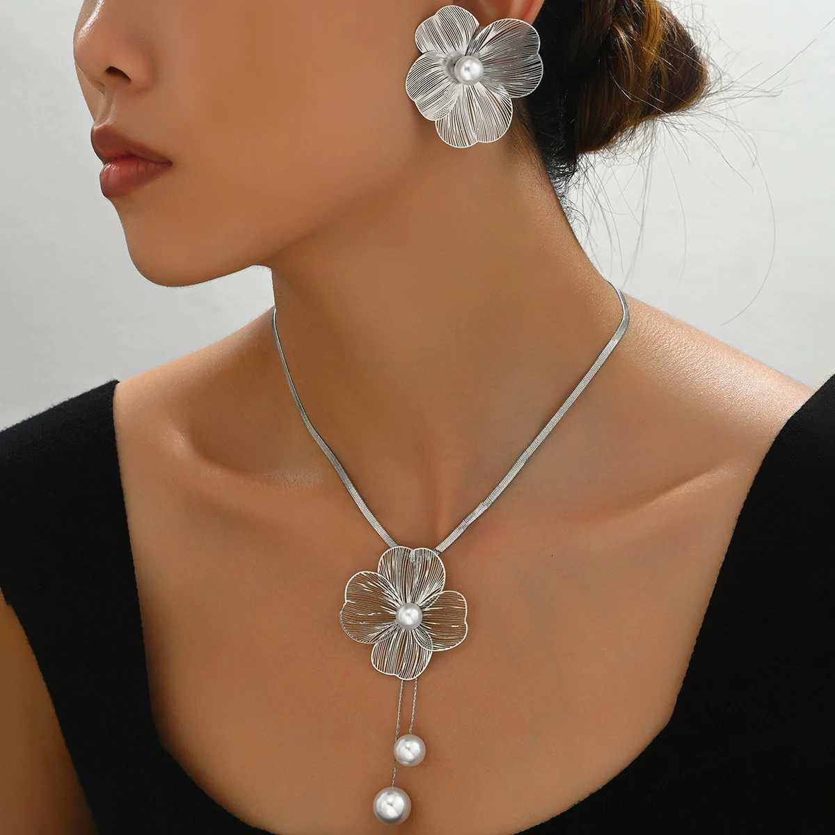 2 PCS Set Halloween Stamping Flower Imitation Pearl Necklace Earrings Set Gold Color Big Flower Silver Color Chain Jewelry Set X250718