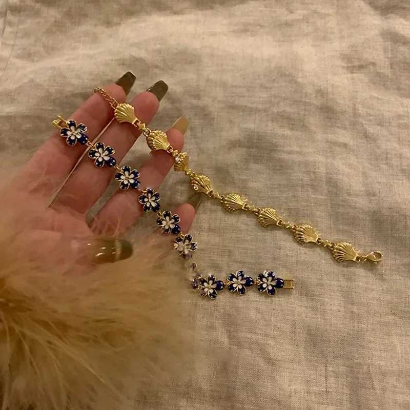 Golden Shell Retro Flower Womens Bracelet Light Luxury Versatile High End Unique Design Girlfriend Accessories Banquet Jewelry X250718