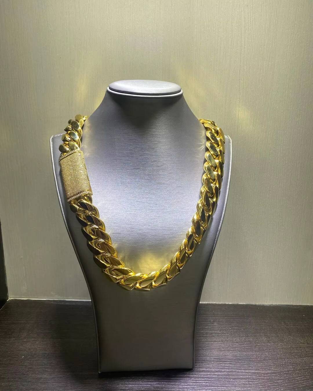 Popular 10k Gold Lab Grown Diamond Hot Sale 16mm Moissanite Micro Pave Hip Hop Iced Out Miami Cuban Link Chain