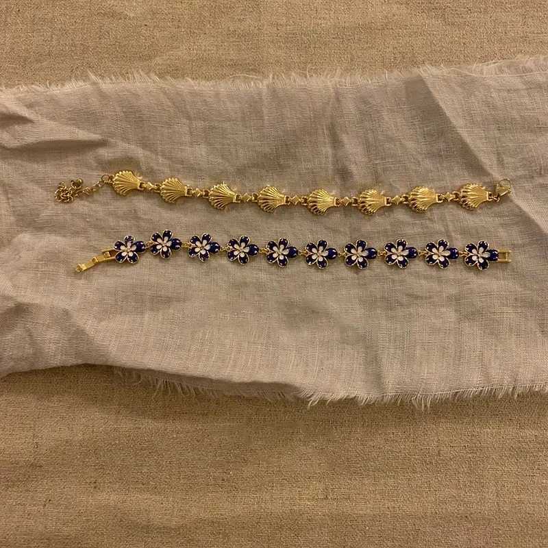 Golden Shell Retro Flower Womens Bracelet Light Luxury Versatile High End Unique Design Girlfriend Accessories Banquet Jewelry X250718