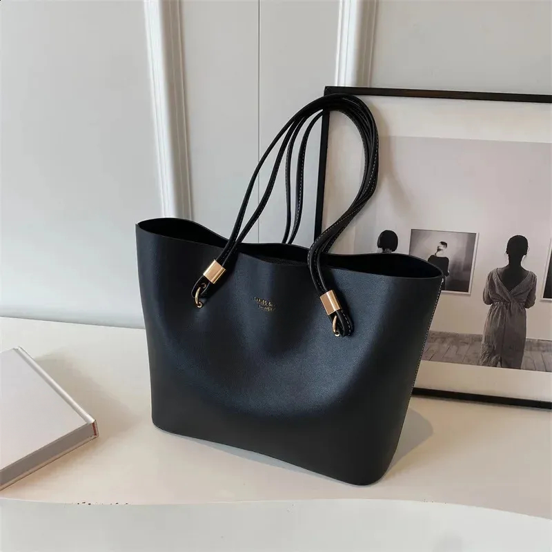 Versatile Brides Companion: Spacious Womans Fashionable Arm Pit Handbag Ideal For Any Occasion