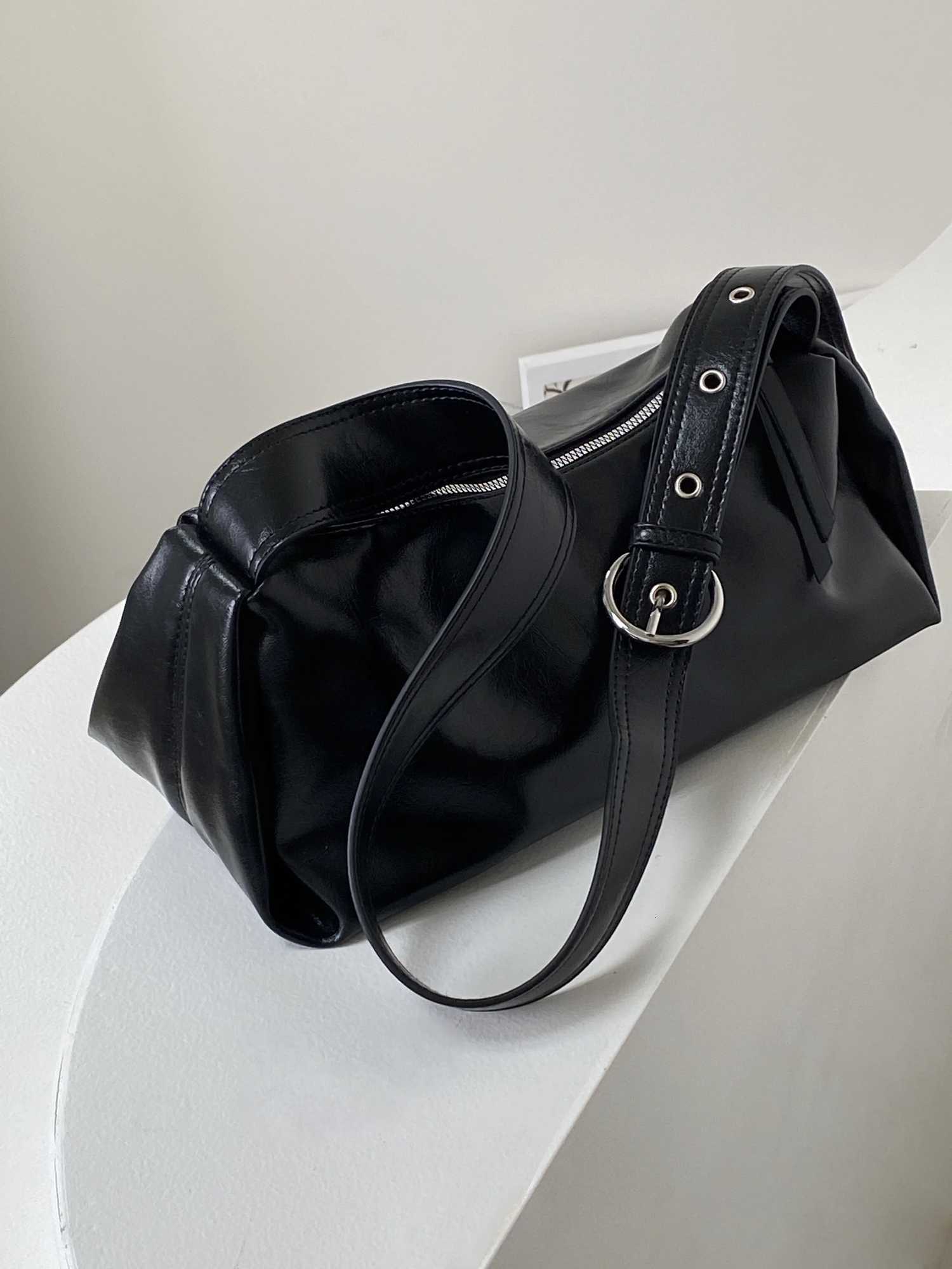 Solid Color PU Leather Mens Shoulder Bags Fi Cool Girls Underarm Bag Simple Crossbody Bag Casual Fem Tote Handbags Y250718