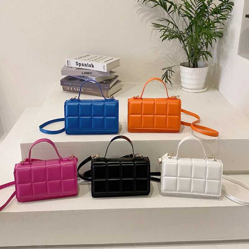 New Fi Womens Bag Korean Version Solid Color Indentati Small Square Bag 2024 Magens Shoulder Crossbody Casual Small Bag XJ250718