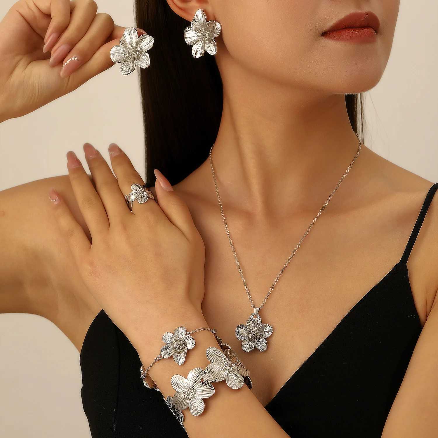 LATS Crinkle Textured Flowers Necklace Earrings Bracelet Anklet Ring Bracelet New Design Jewelry Set Fashion Accessories Gifts X2507181