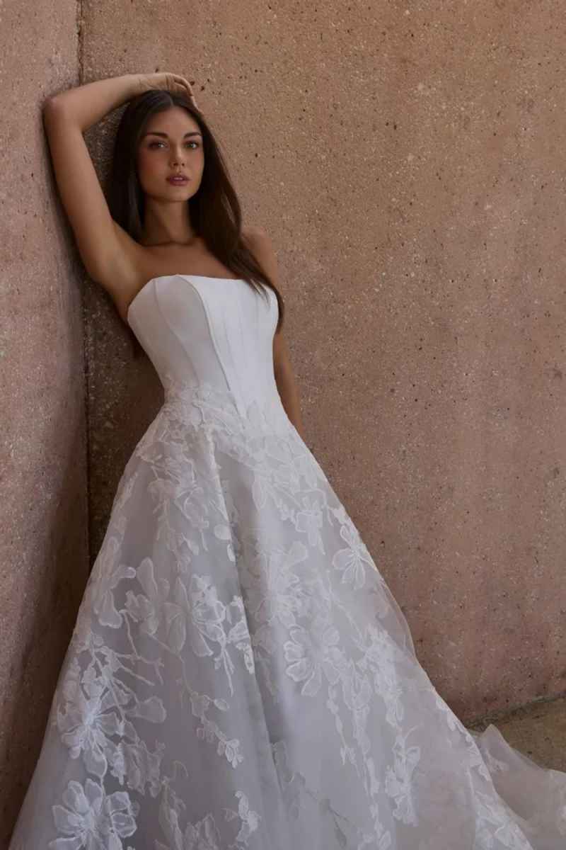 Elegant Wedding Dresses Strapless Sleeveless Applique Zipper A Line Bridal Gowns Sweep Train Customized Vestidos De Novia