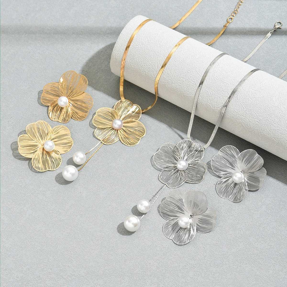 2 PCS Set Halloween Stamping Flower Imitation Pearl Necklace Earrings Set Gold Color Big Flower Silver Color Chain Jewelry Set X250718