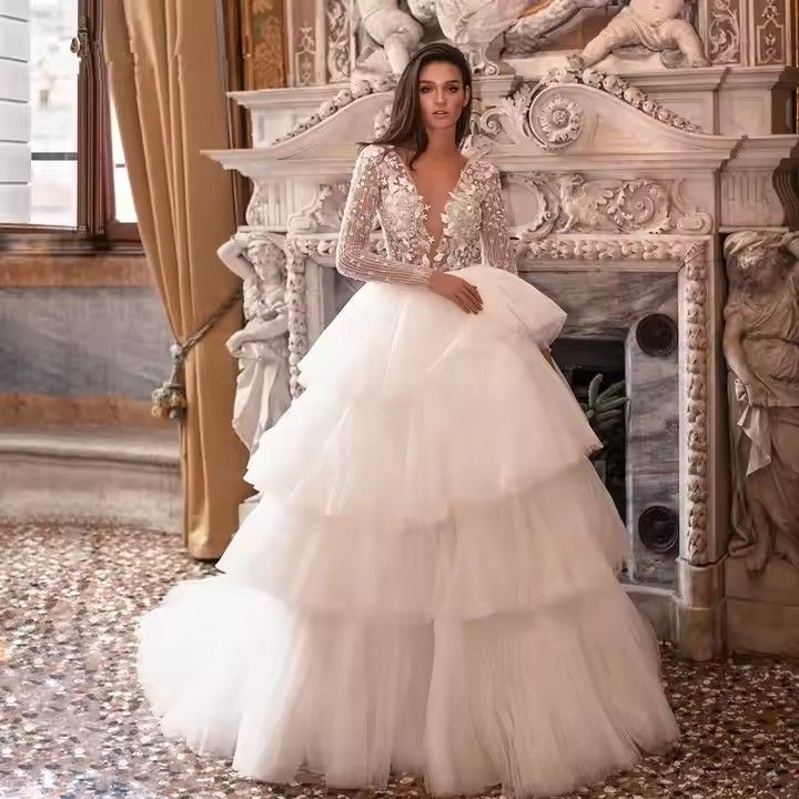 Vintage Lace A Line V Neck Wedding Dresses Tulle Applique Ruffles Floor Length Long Sleeves Garden Wedding Bridal Gowns Princess Brides Plus Size Vest