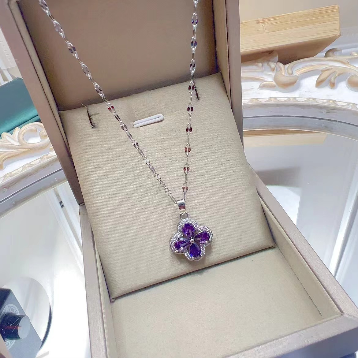 Micro Pave Zircon Violet Four-Leaf Clover Pendant Accessory Titanium Steel Necklace for Women Light Versatile Collarbone Chain ddmythur