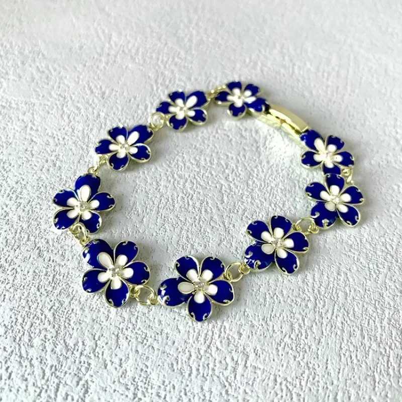 Golden Shell Retro Flower Womens Bracelet Light Luxury Versatile High End Unique Design Girlfriend Accessories Banquet Jewelry X250718