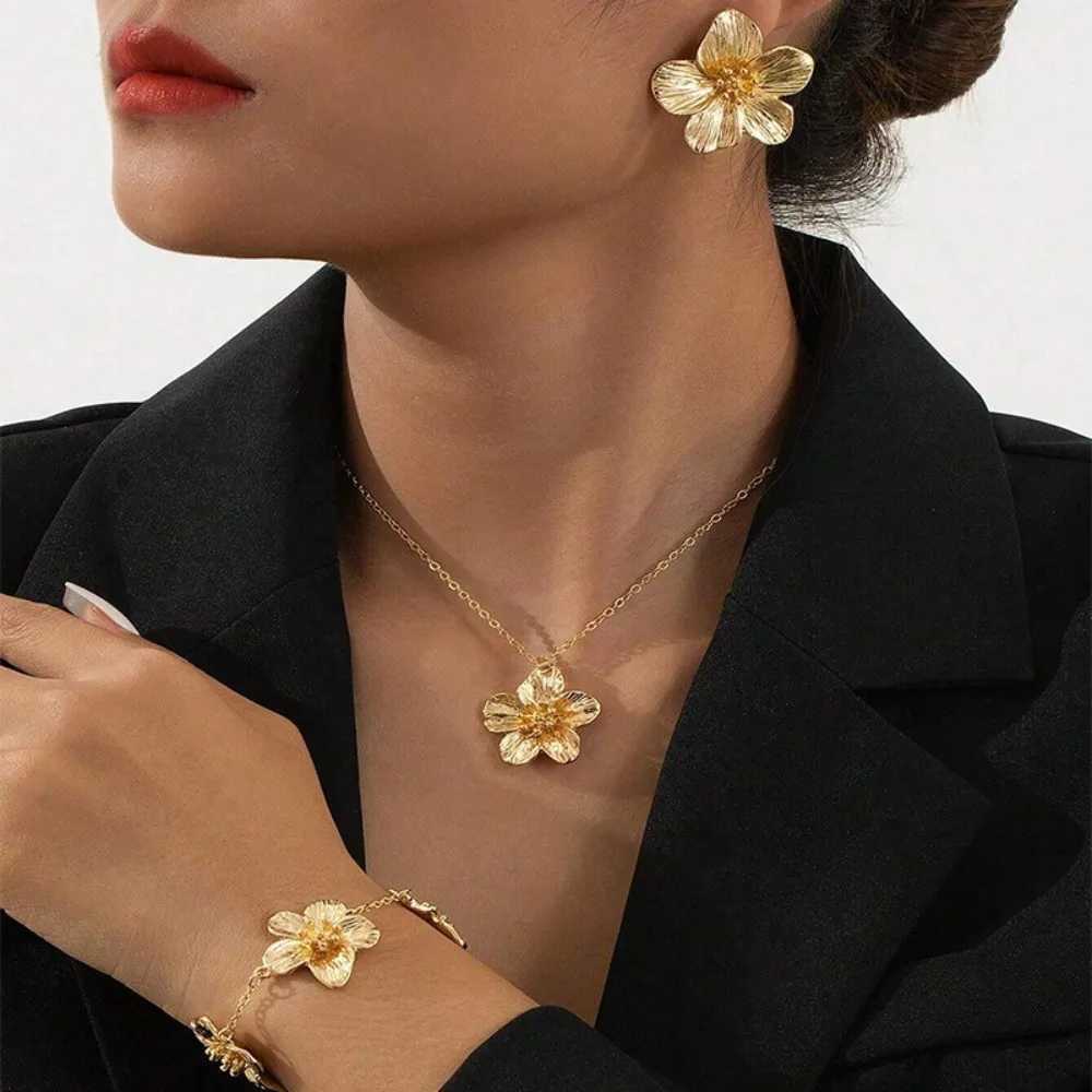 Exaggerated Metal Big Flower Earrings Necklaces Rings Set For Women Vintage Simple Geometric Texture Floral Wedding Jewelry Gift X250718
