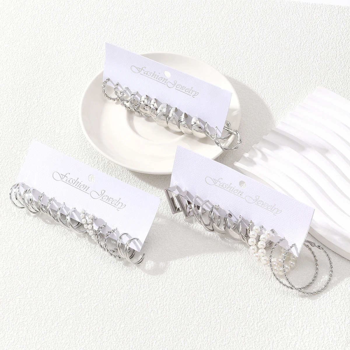 Punk Thick Metal C-shaped Earrings Hip Hop Twist Pattern Round Pearl Hoop Earrings for Women Trendy Spicy Girl Jewelry 250717