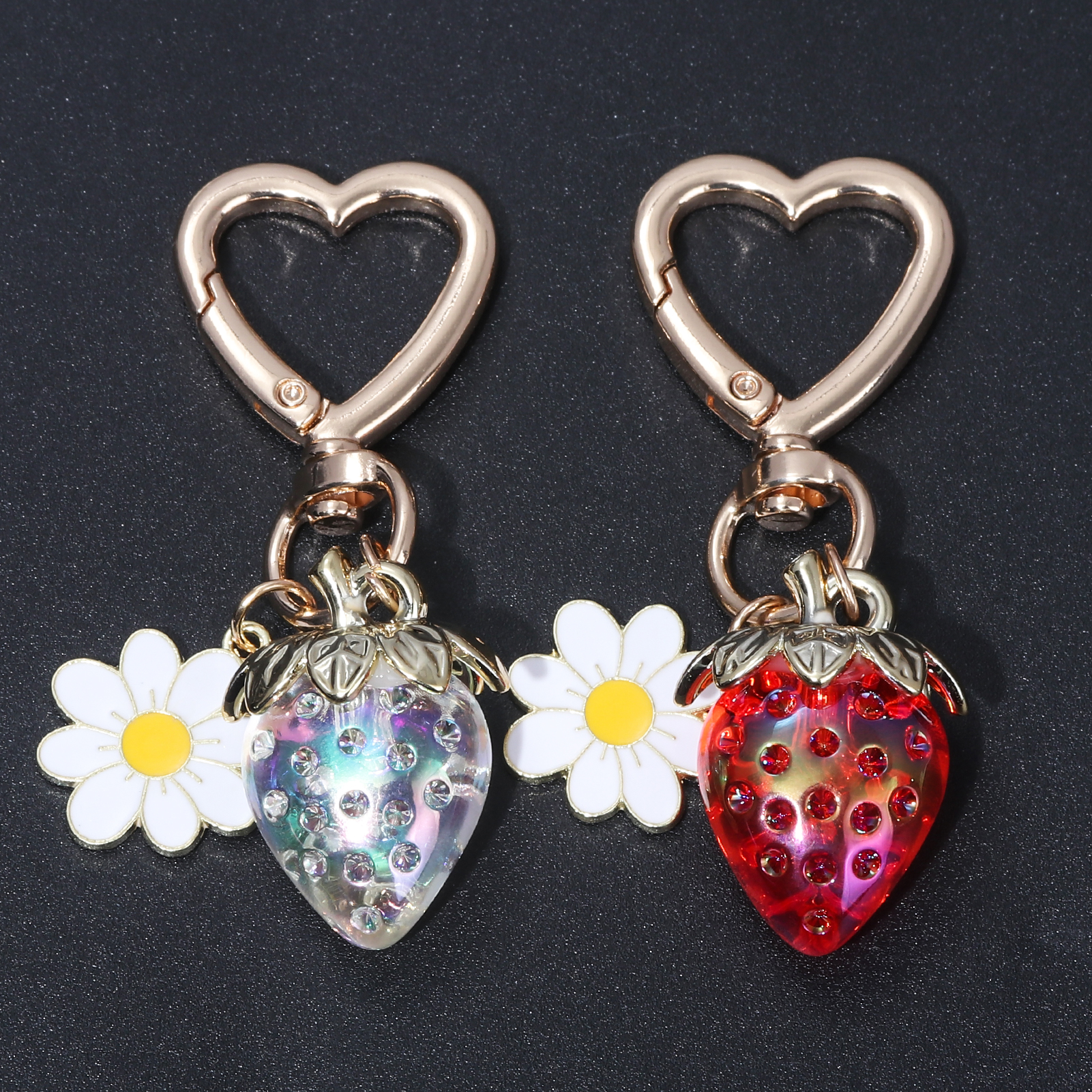 Designer Cute Strawberry Keychain Kawaii Heart Daisy Flower Bag Pendant Charm For Women Girls Purse Backpack Car Keys Decoration Gift