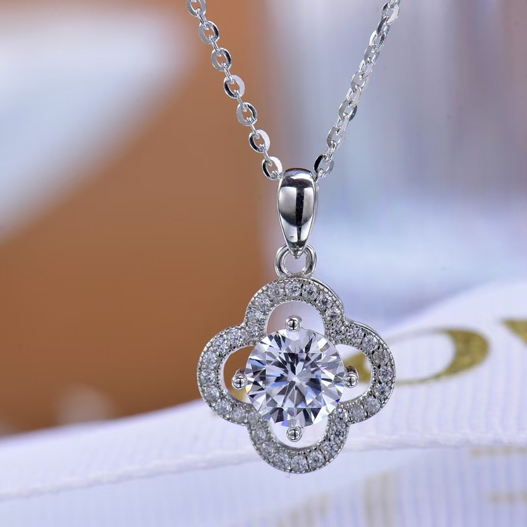 Elegant Four - leaf Clover Moissanite Pendant - Micro - Pave Set, Ideal Gift for Expressing Wishes, Shiny Lab - Grown Gem Accessory