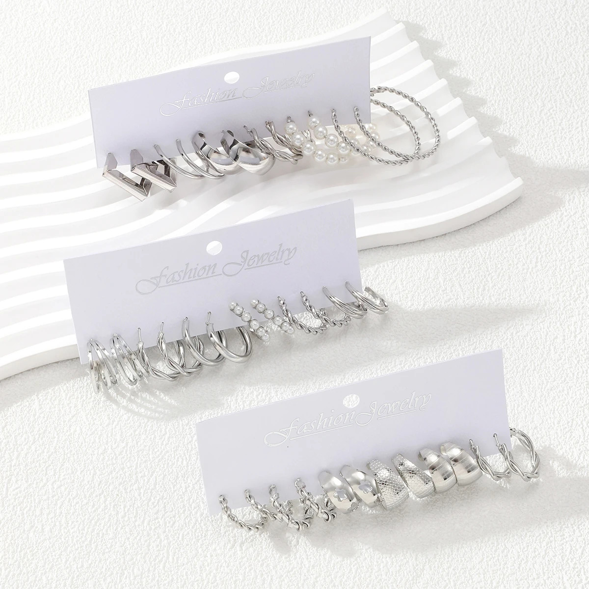 Punk Thick Metal C-shaped Earrings Hip Hop Twist Pattern Round Pearl Hoop Earrings for Women Trendy Spicy Girl Jewelry 250717