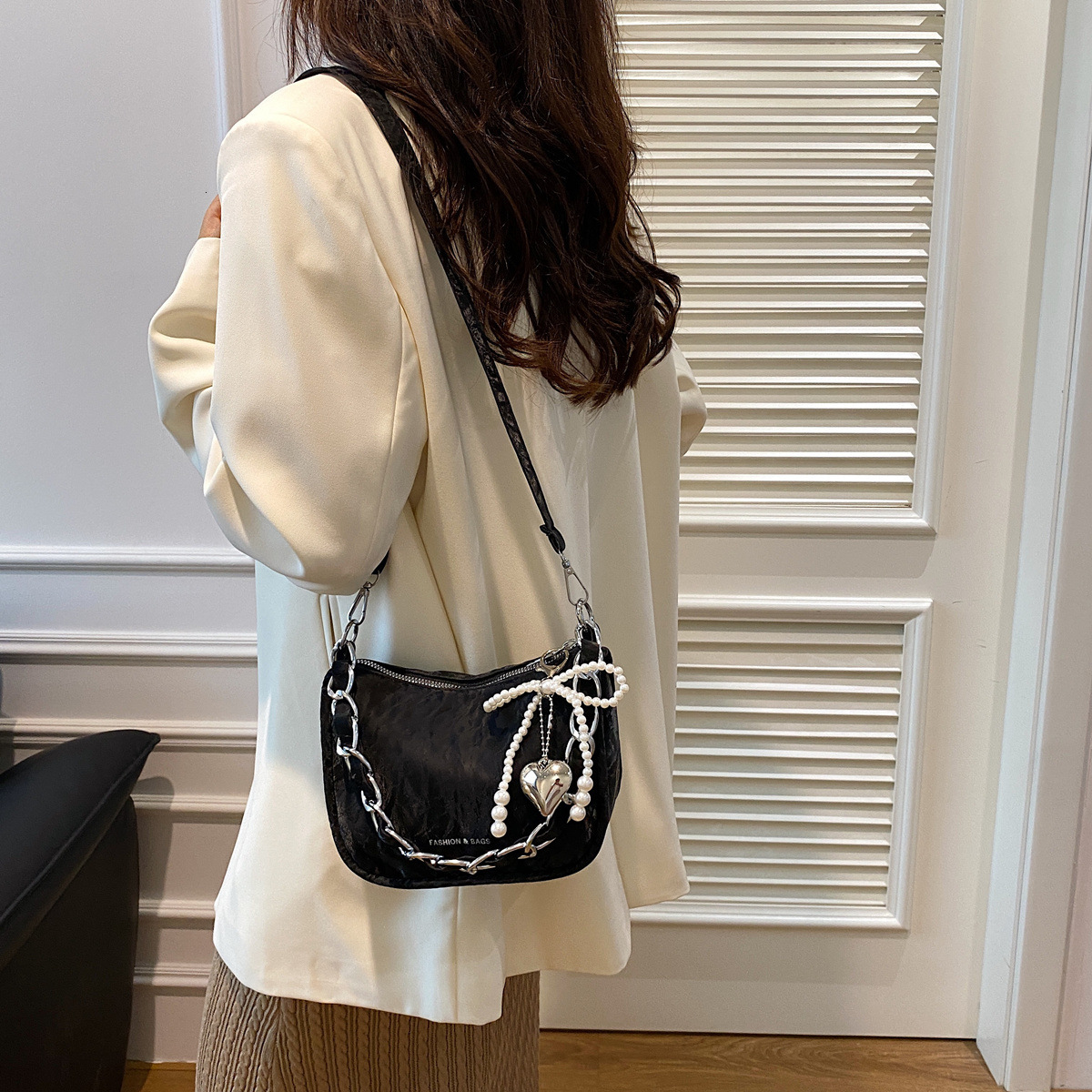 2025 New Women's Chain Bag Fashion Leisure Multi functional Shoulder Bag High end Fashion Slant Small Square Bag