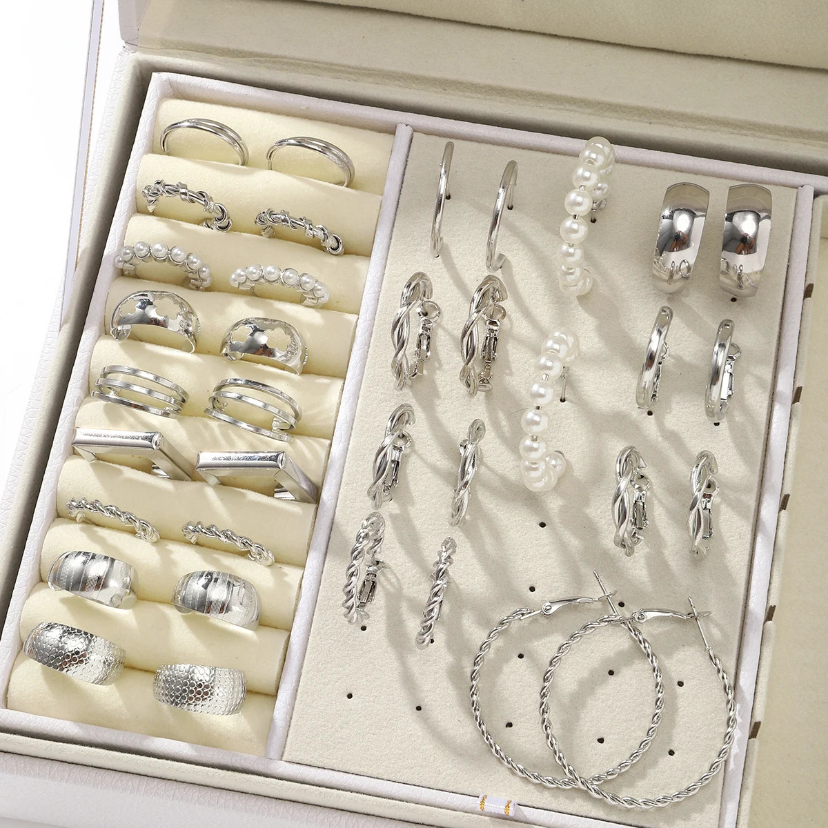 Punk Thick Metal C-shaped Earrings Hip Hop Twist Pattern Round Pearl Hoop Earrings for Women Trendy Spicy Girl Jewelry 250717