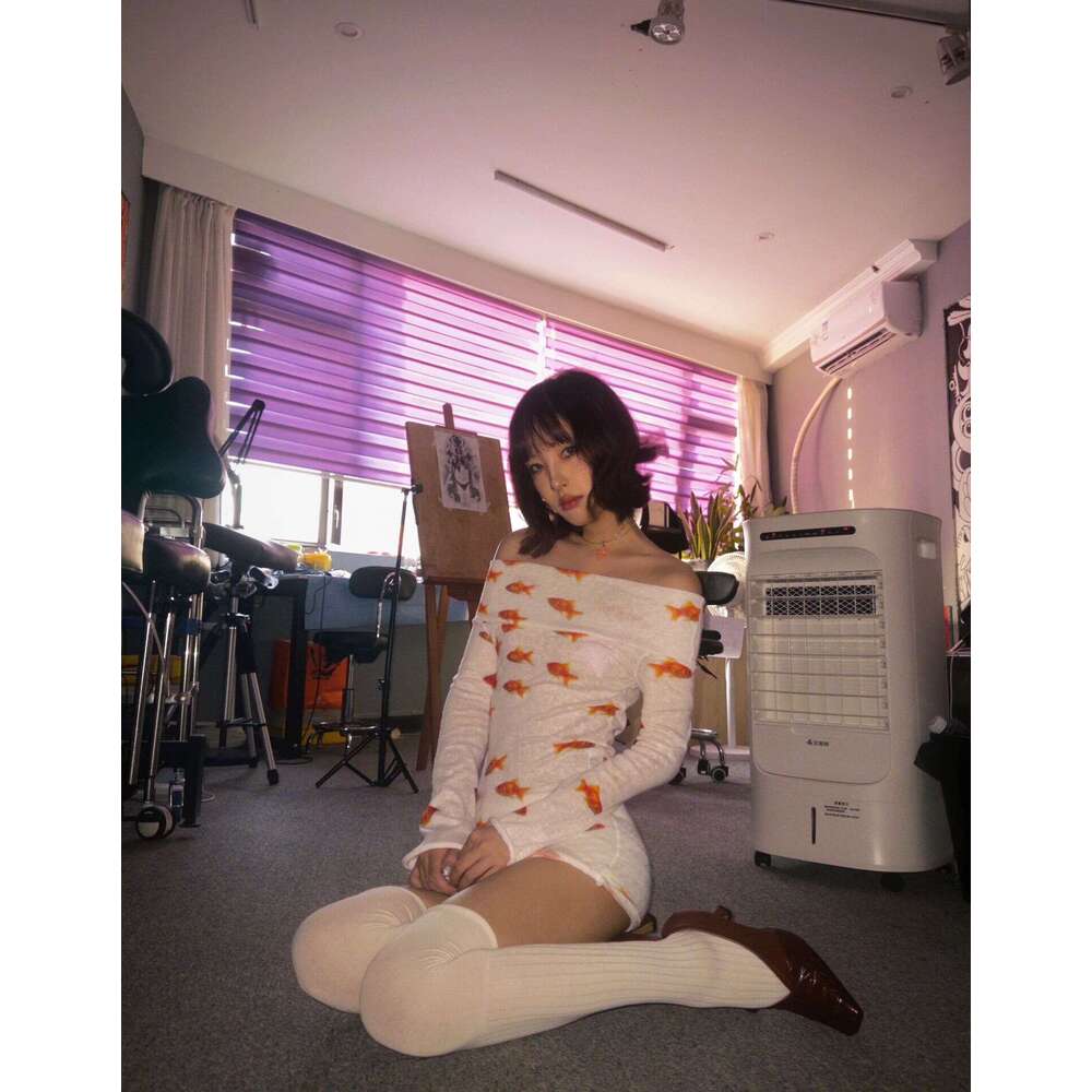 Cute Goldfish Koi Print White Off-Shoulder Top For Women Early Autumn New Slim Fit T-Shirt B5