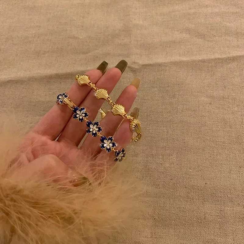 Golden Shell Retro Flower Womens Bracelet Light Luxury Versatile High End Unique Design Girlfriend Accessories Banquet Jewelry X250718