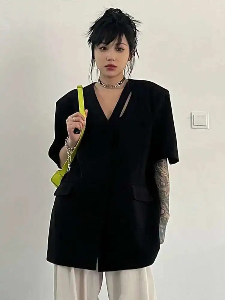 EAM White Buckle Hole Elegant Blazer Women VNeck Half Sleeve Loose Fit Jacket Fashion Spring Autumn 30A1710 250703