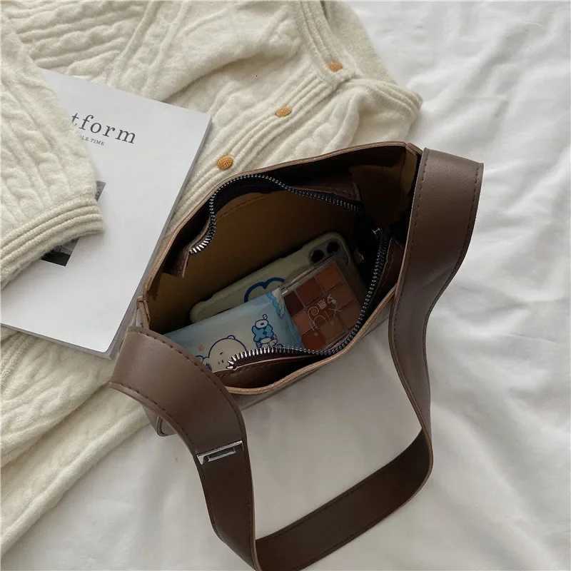 Casual Womens Bag Armpit Bag Summer Simple and Trendy with Lock Texture Large Capacity Shoulder Bag Versatile R250717