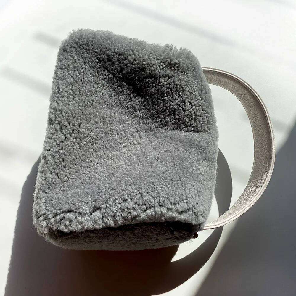 Women Furry Lambswool Fashion Design Soft Plush Cool Girls Messenger Shoulder Bags Crossbody Ladies Purse Handbags